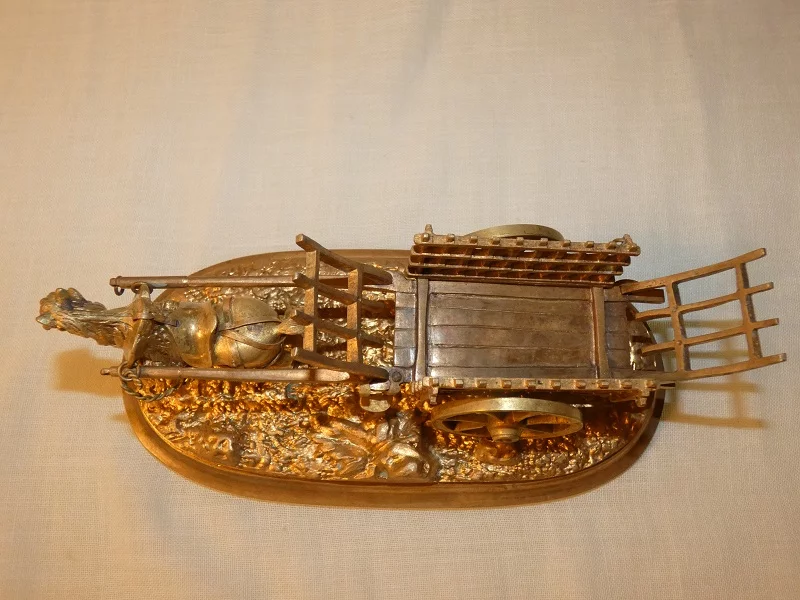 VERGOLDETE BRONZEFIGUR EINES PFERDES UND WAGENS