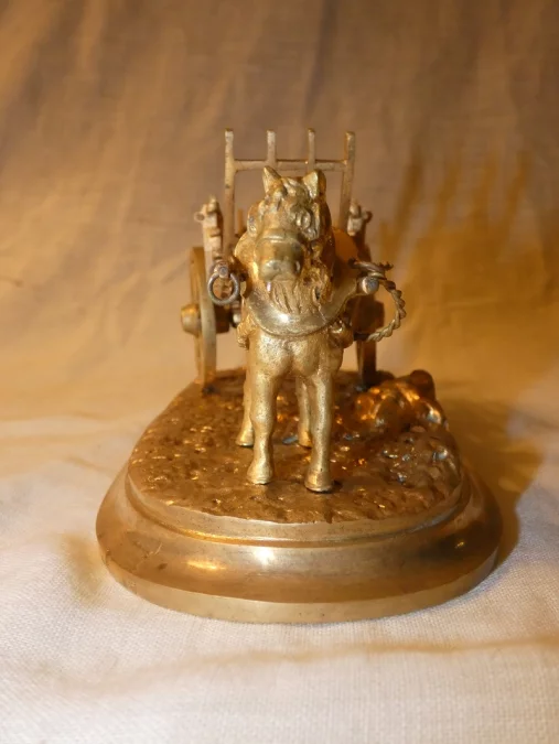 VERGOLDETE BRONZEFIGUR EINES PFERDES UND WAGENS