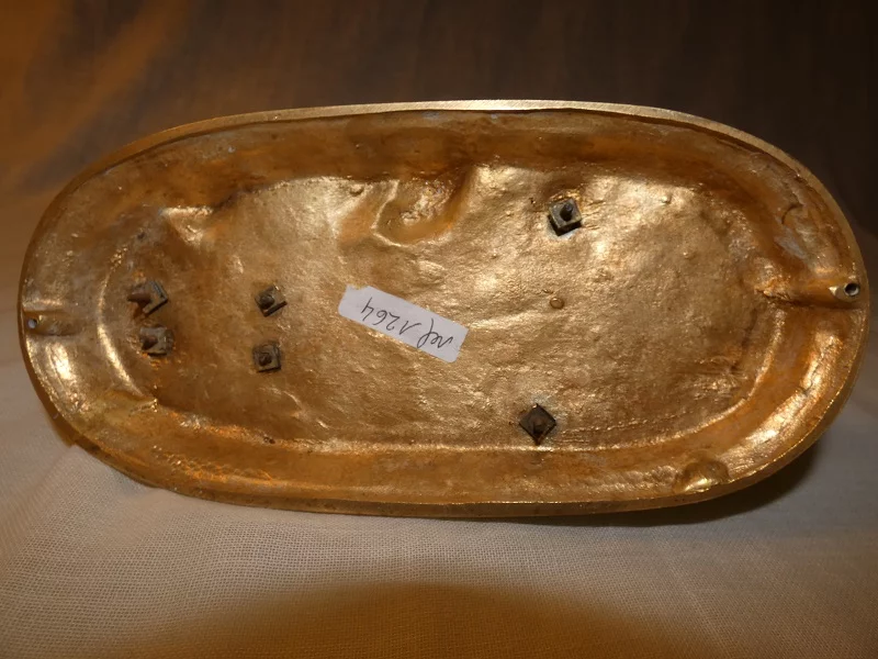 VERGOLDETE BRONZEFIGUR EINES PFERDES UND WAGENS