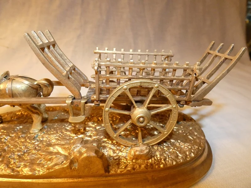 VERGOLDETE BRONZEFIGUR EINES PFERDES UND WAGENS