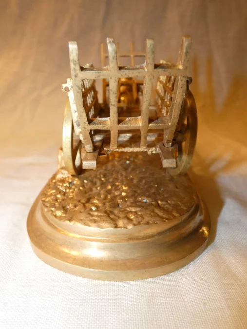 VERGOLDETE BRONZEFIGUR EINES PFERDES UND WAGENS