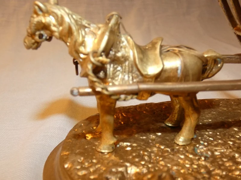 VERGOLDETE BRONZEFIGUR EINES PFERDES UND WAGENS