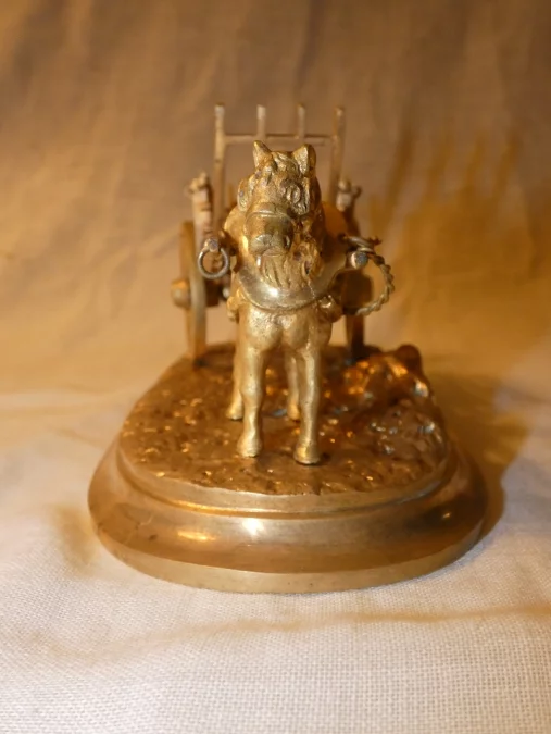 VERGOLDETE BRONZEFIGUR EINES PFERDES UND WAGENS