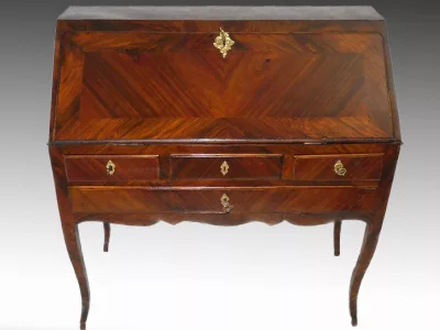 SCHRÄGSCHREIBTISCH AUS DER LOUIS-XV-ZEIT