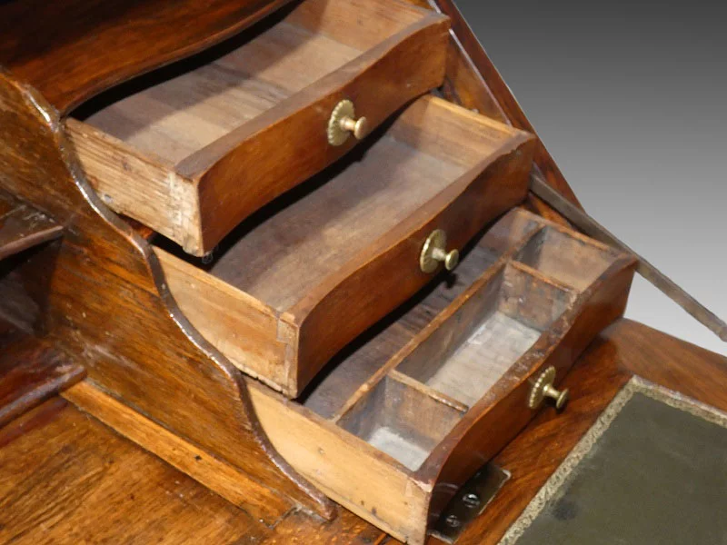 SCHRÄGSCHREIBTISCH AUS DER LOUIS-XV-ZEIT