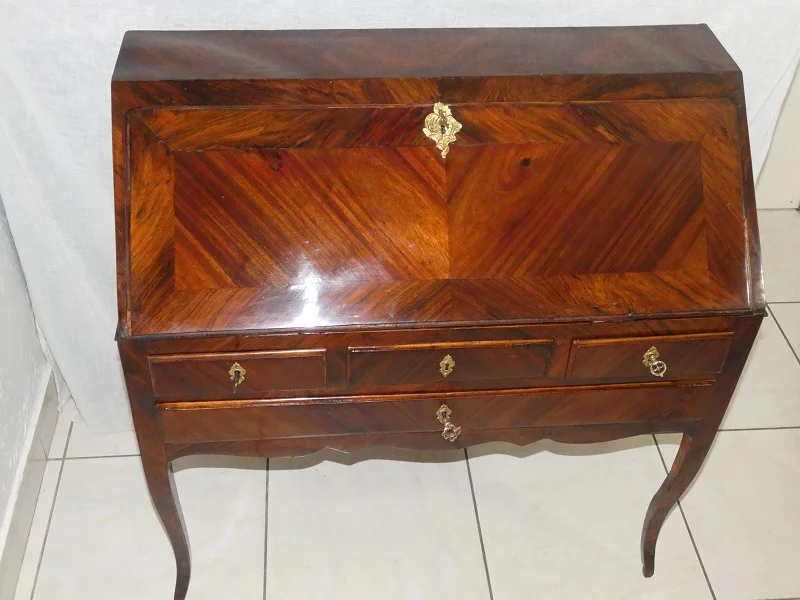 SCHRÄGSCHREIBTISCH AUS DER LOUIS-XV-ZEIT