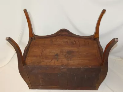 Commode Napolitaine sauteuse marquetée , époque 1ère moitié du 18 ème siècle Italie