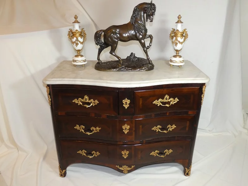 Commode galbée et marquetée d'époque Louis XV par jean-Charles ELLAUME 1714-1763
