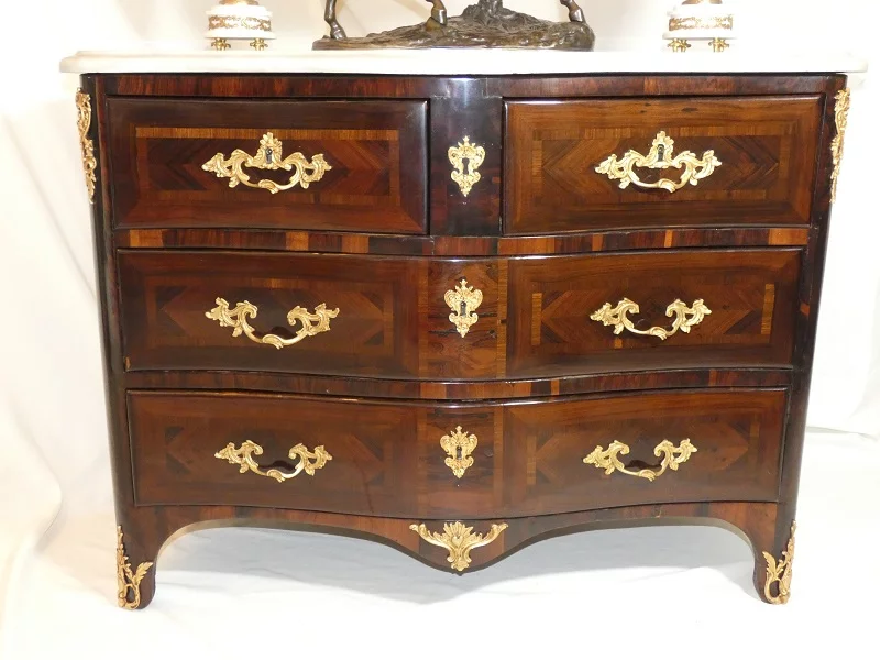 Commode galbée et marquetée d'époque Louis XV par jean-Charles ELLAUME 1714-1763