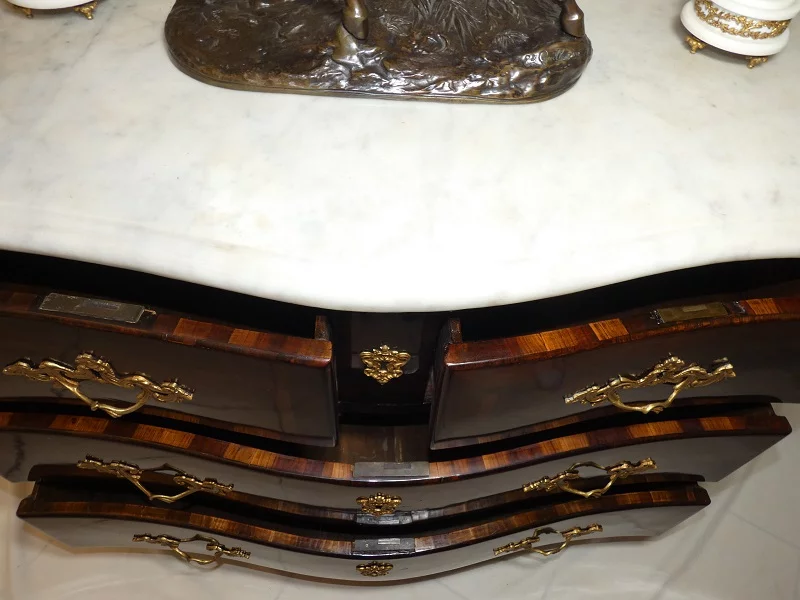 Commode galbée et marquetée d'époque Louis XV par jean-Charles ELLAUME 1714-1763