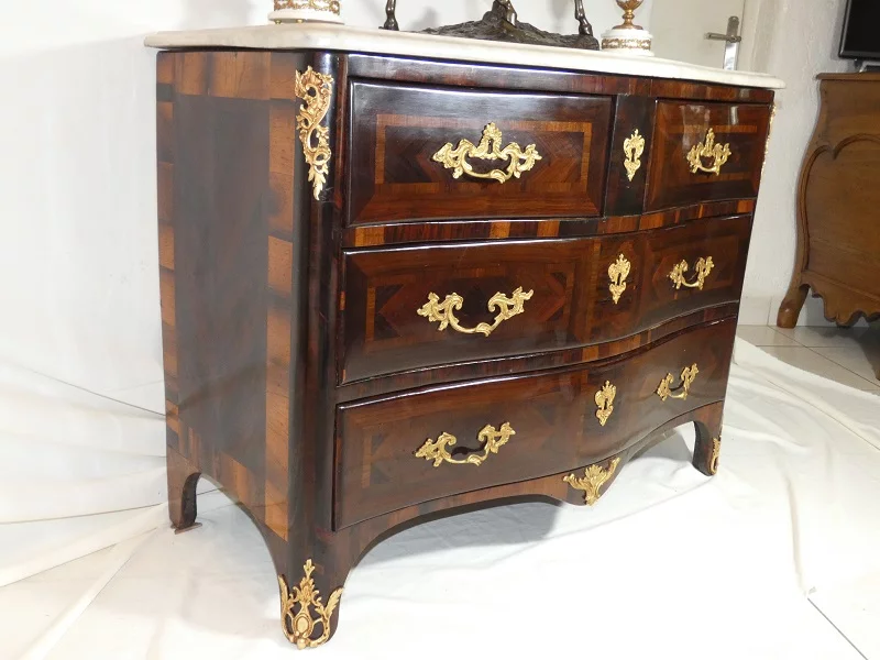 Commode galbée et marquetée d'époque Louis XV par jean-Charles ELLAUME 1714-1763