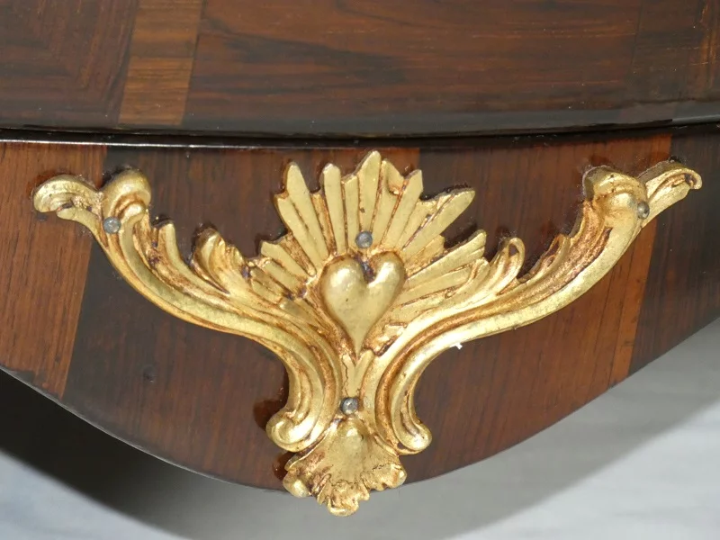 Commode galbée et marquetée d'époque Louis XV par jean-Charles ELLAUME 1714-1763