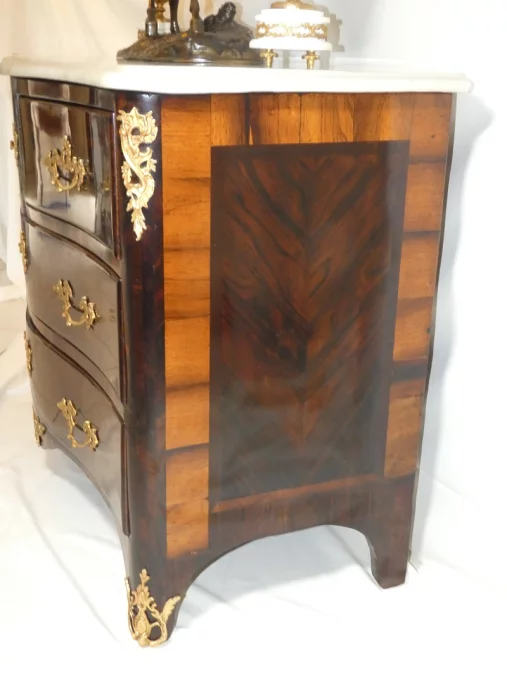 Commode galbée et marquetée d'époque Louis XV par jean-Charles ELLAUME 1714-1763