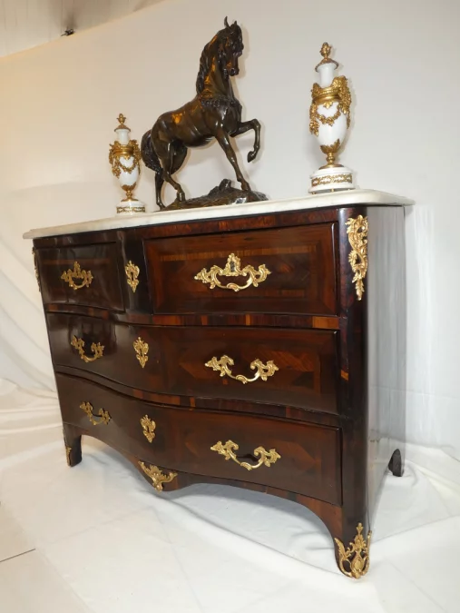 Commode galbée et marquetée d'époque Louis XV par jean-Charles ELLAUME 1714-1763