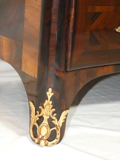 Commode galbée et marquetée d'époque Louis XV par jean-Charles ELLAUME 1714-1763