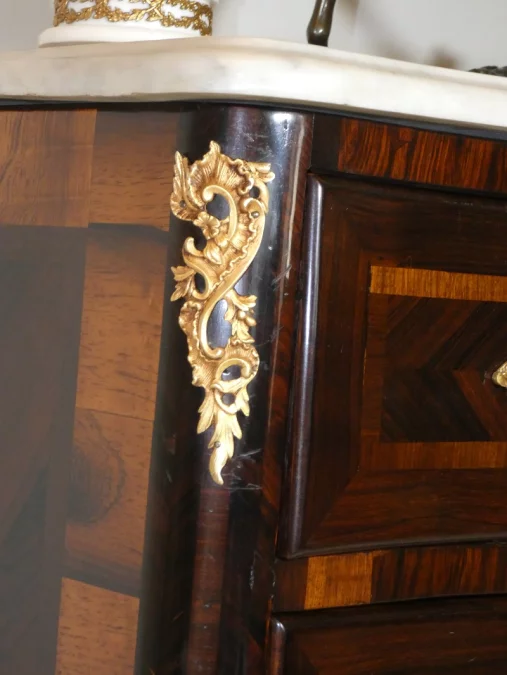 Commode galbée et marquetée d'époque Louis XV par jean-Charles ELLAUME 1714-1763