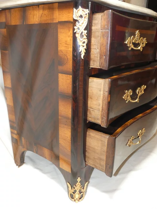 Commode galbée et marquetée d'époque Louis XV par jean-Charles ELLAUME 1714-1763