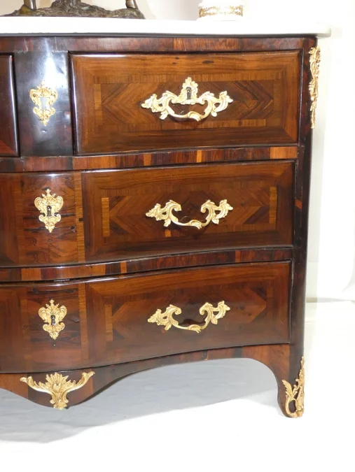 Commode galbée et marquetée d'époque Louis XV par jean-Charles ELLAUME 1714-1763