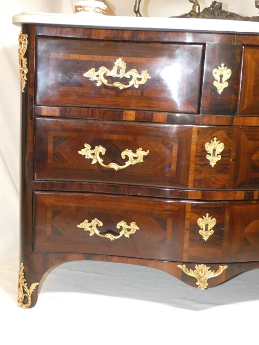 Commode galbée et marquetée d'époque Louis XV par jean-Charles ELLAUME 1714-1763