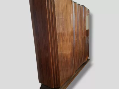 KLEIDERSCHRANK IM ART DECO-STIL