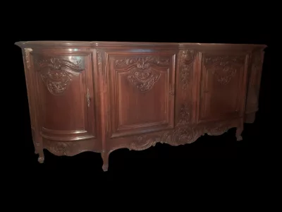 Bahut enfilade sculptée et galbée 4 portes de style Régence noyer années 1930