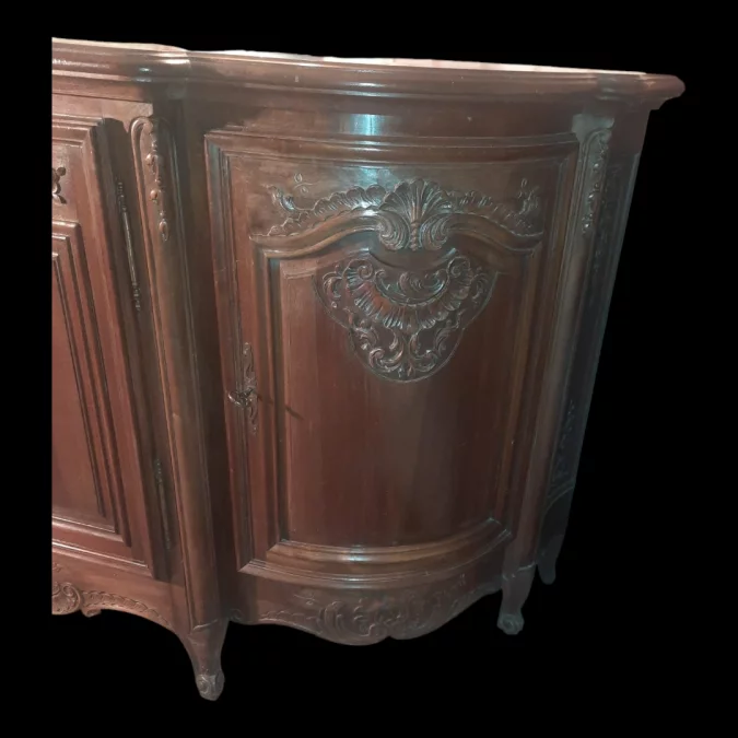 Bahut enfilade sculptée et galbée 4 portes de style Régence noyer années 1930