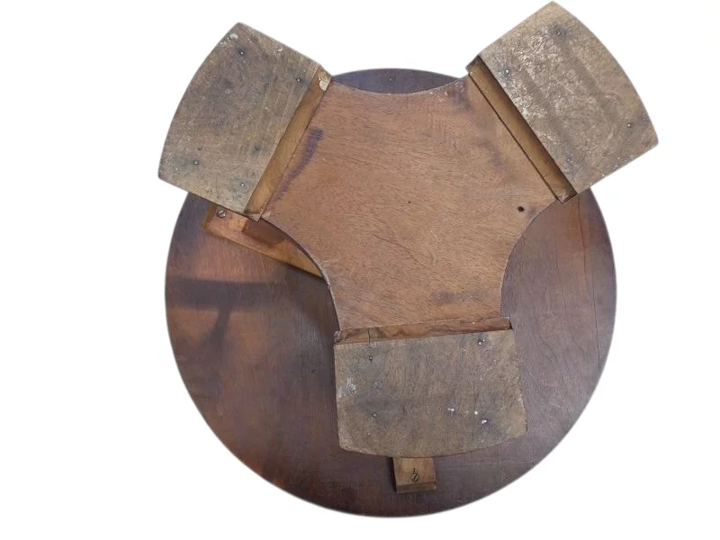 Guéridon , table basse , Art Déco en noyer vernis au tampon 1930/40