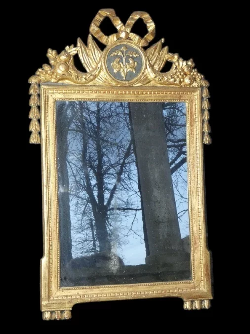 Miroir Louis XVI 18 ème en bois sculpté et doré