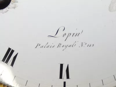 Pendule portique 1er EMPIRE - "LOPIN palais Royal n° 143" Carrare & bronze doré
