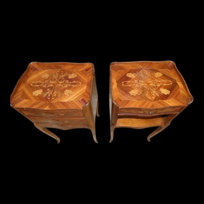 Paire de tables de chevet de style Louis XV début 20ème en marqueterie