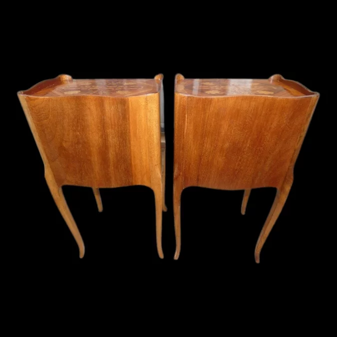 Paire de tables de chevet de style Louis XV début 20ème en marqueterie