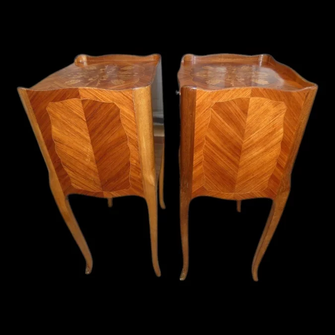 Paire de tables de chevet de style Louis XV début 20ème en marqueterie