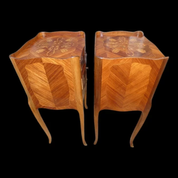 Paire de tables de chevet de style Louis XV début 20ème en marqueterie