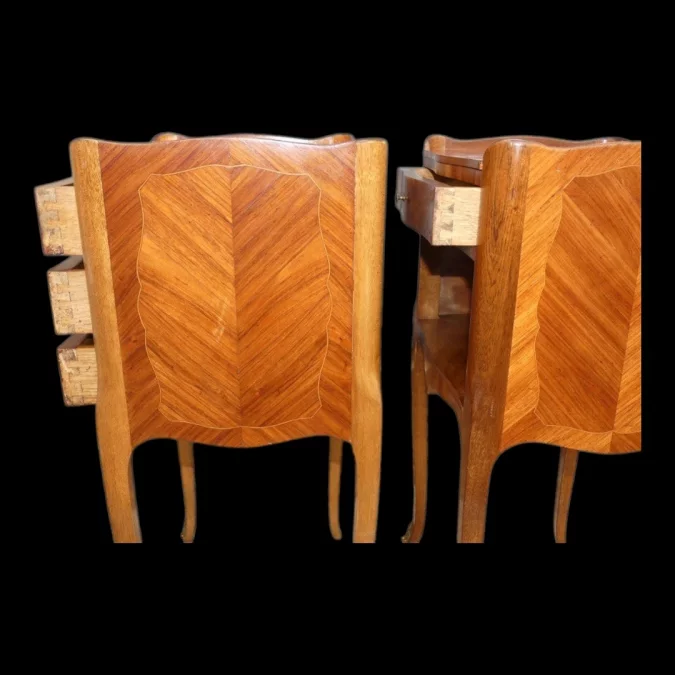 Paire de tables de chevet de style Louis XV début 20ème en marqueterie