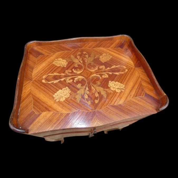 Paire de tables de chevet de style Louis XV début 20ème en marqueterie