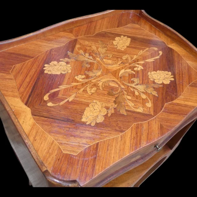 Paire de tables de chevet de style Louis XV début 20ème en marqueterie