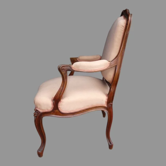 Fauteuil de bureau de style Louis XV en noyer 19ème