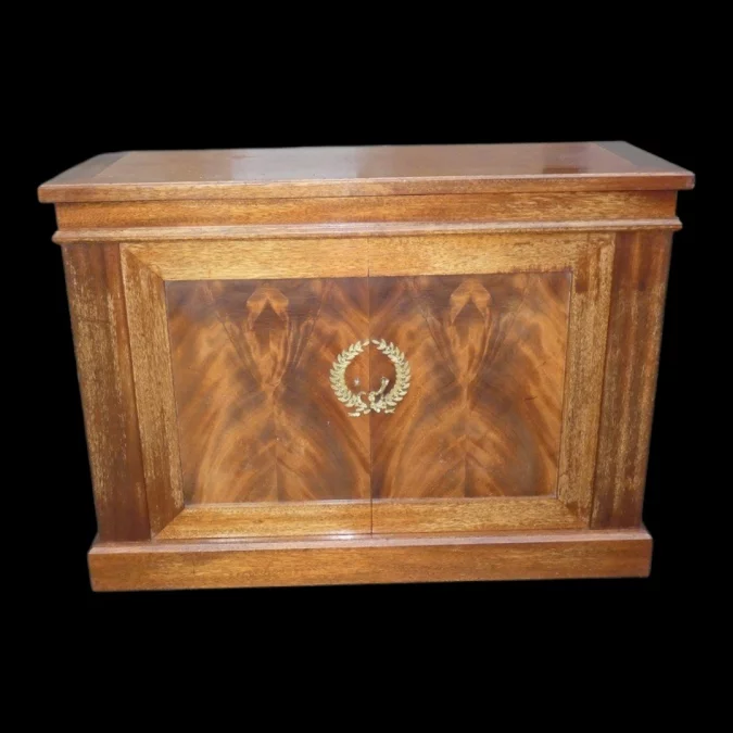 Schrank im Stil des französischen Empire