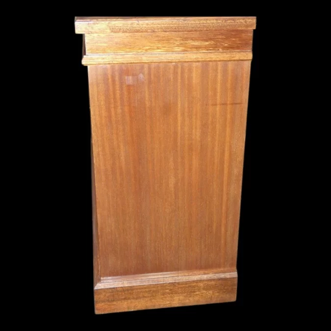 Schrank im Stil des französischen Empire