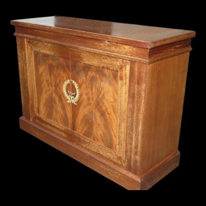 Schrank im Stil des französischen Empire