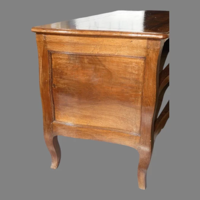Commode sauteuse Castraise en noyer blond époque Louis XV 18ème