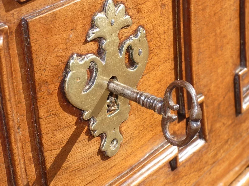Commode sauteuse Castraise en noyer blond époque Louis XV 18ème