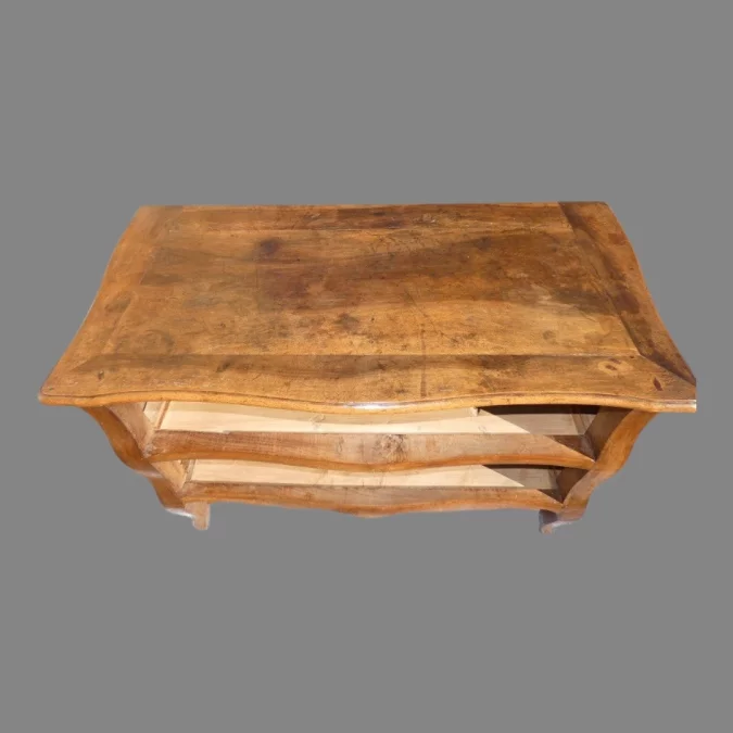 Commode sauteuse Castraise en noyer blond époque Louis XV 18ème