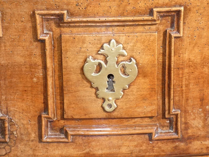 Commode sauteuse Castraise en noyer blond époque Louis XV 18ème