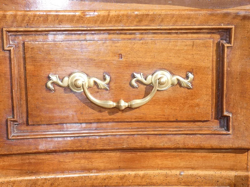 Commode sauteuse Castraise en noyer blond époque Louis XV 18ème