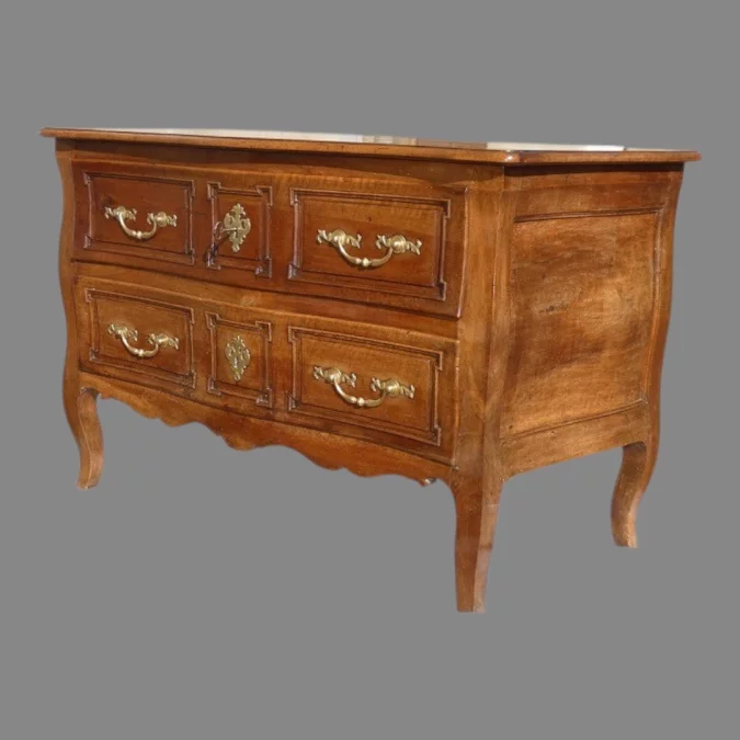 Commode sauteuse Castraise en noyer blond époque Louis XV 18ème