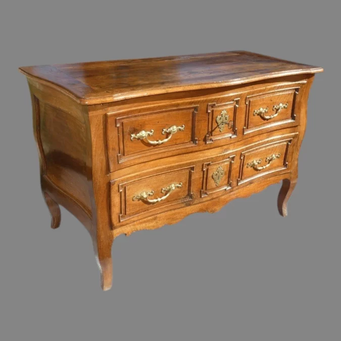 Commode sauteuse Castraise en noyer blond époque Louis XV 18ème