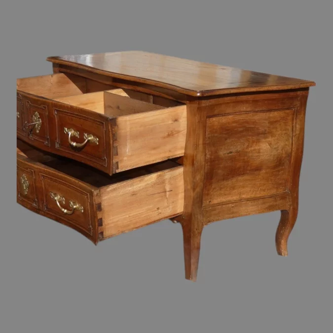 Commode sauteuse Castraise en noyer blond époque Louis XV 18ème