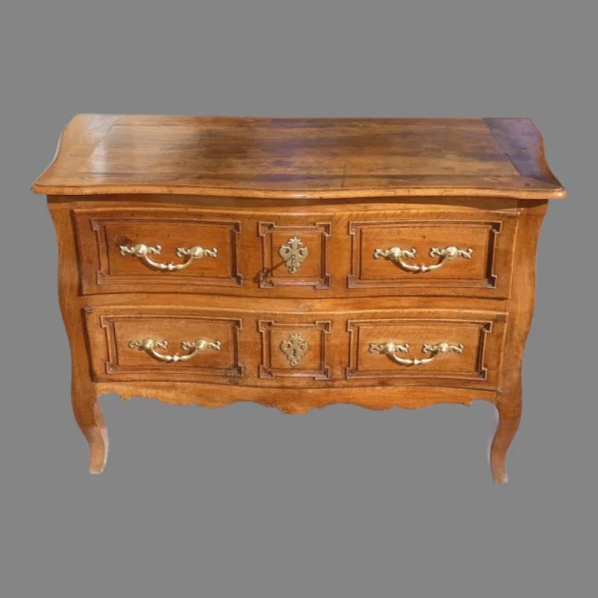 Commode sauteuse Castraise en noyer blond époque Louis XV 18ème