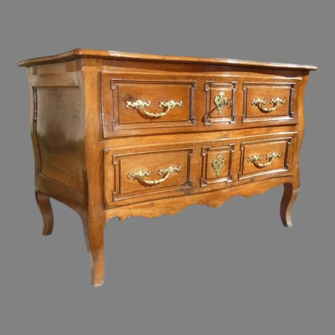 Commode sauteuse Castraise en noyer blond époque Louis XV 18ème